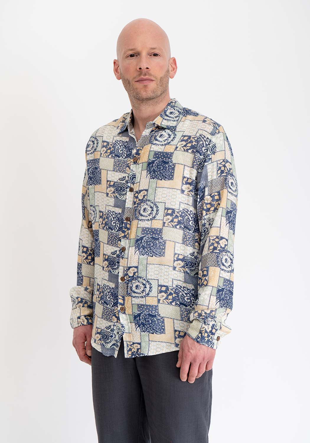 Langarmhemd aus Viskose mit Patchwork-Print in Blau-Gelb