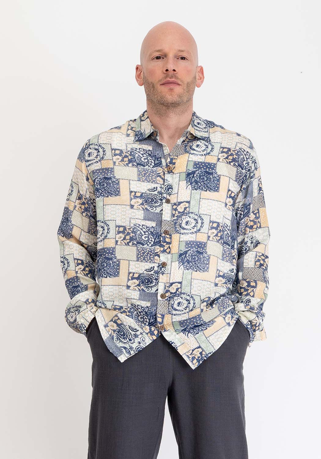 Langarmhemd aus Viskose mit Patchwork-Print in Blau-Gelb
