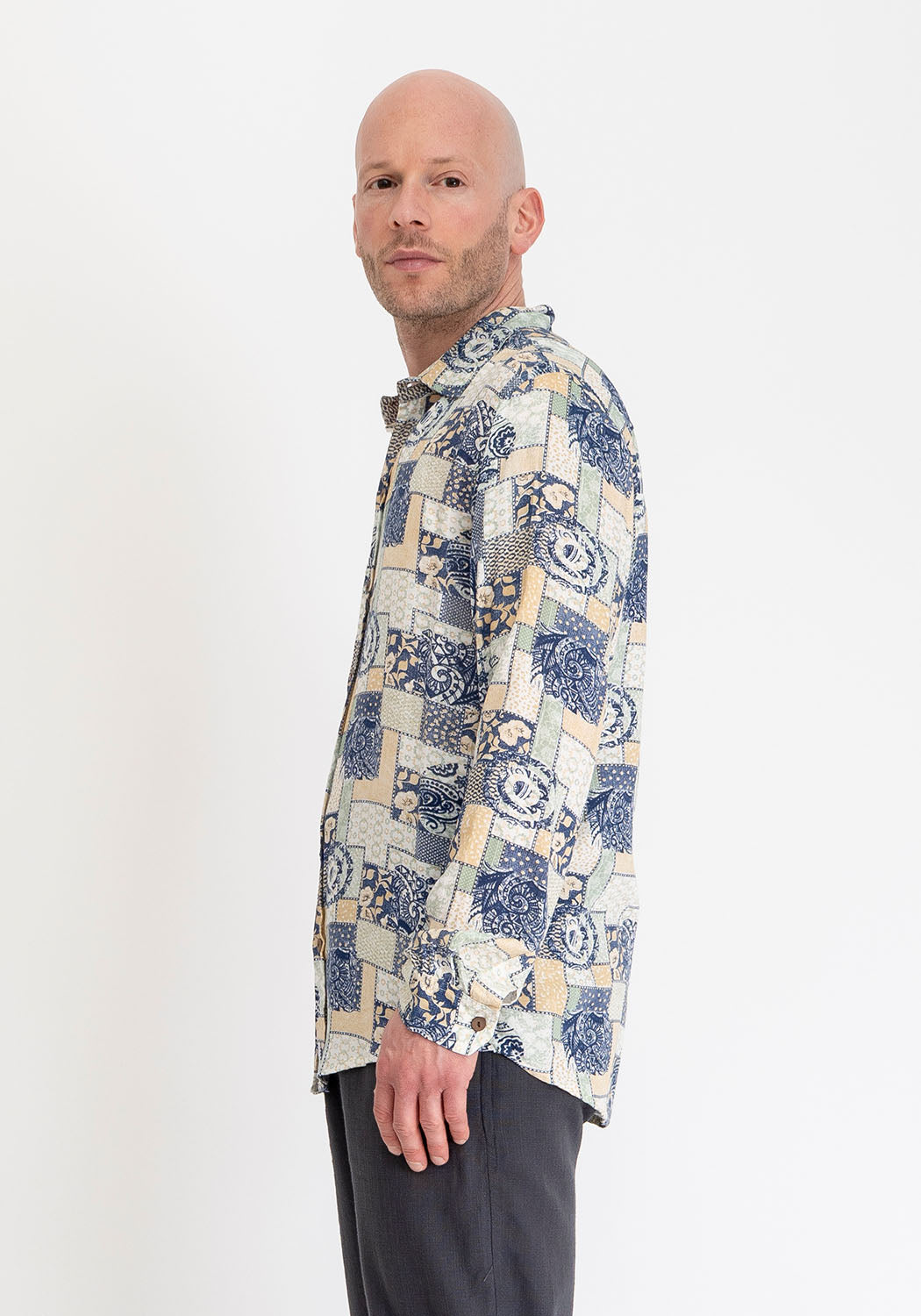 Langarmhemd aus Viskose mit Patchwork-Print in Blau-Gelb