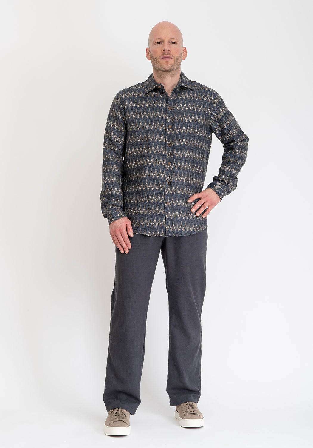 Langarmhemd aus mitteldicker Viskose mit kleinem Chevron-Muster