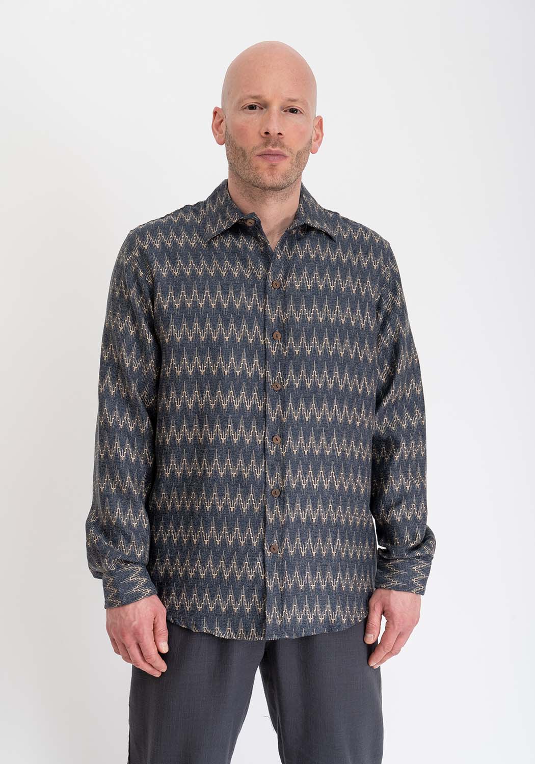 Langarmhemd aus mitteldicker Viskose mit kleinem Chevron-Muster