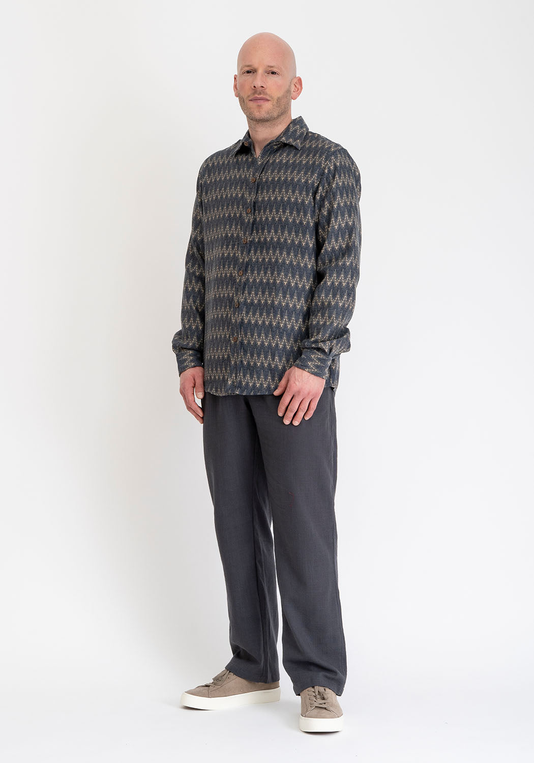 Langarmhemd aus mitteldicker Viskose mit kleinem Chevron-Muster