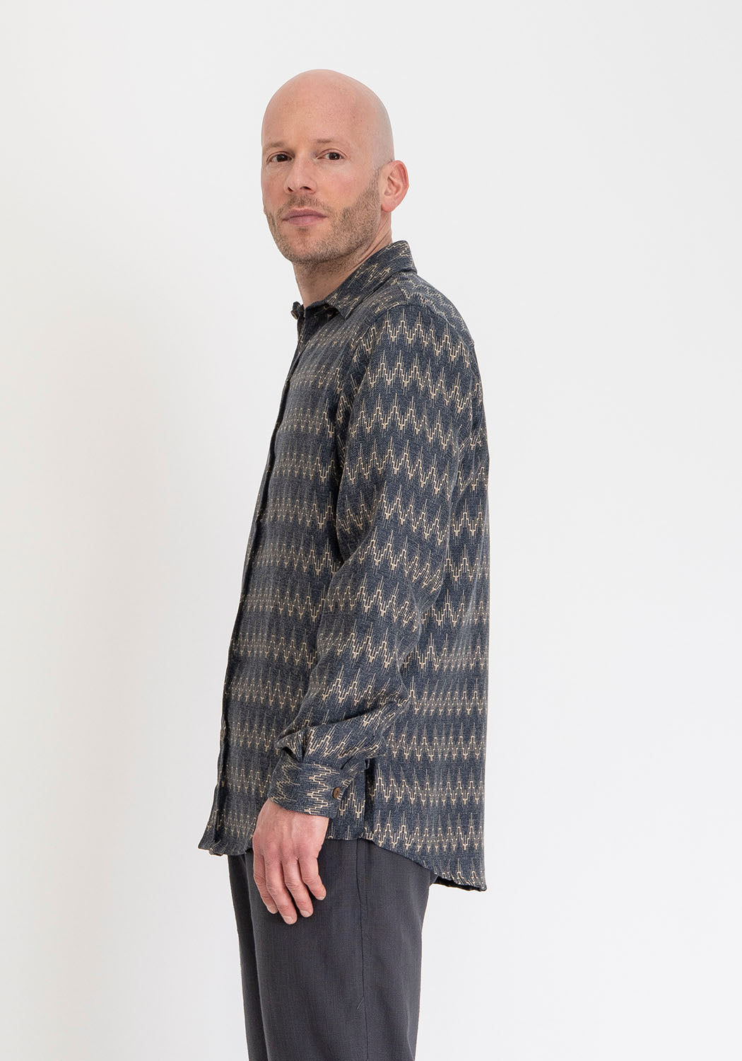 Langarmhemd aus mitteldicker Viskose mit kleinem Chevron-Muster