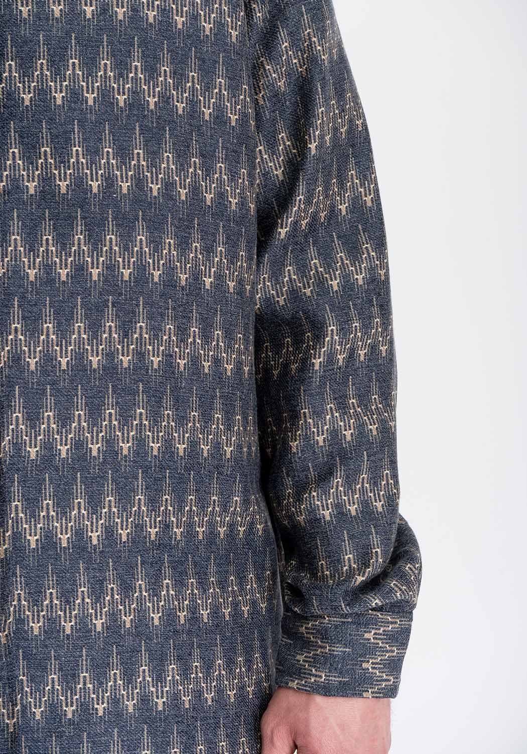 Langarmhemd aus mitteldicker Viskose mit kleinem Chevron-Muster