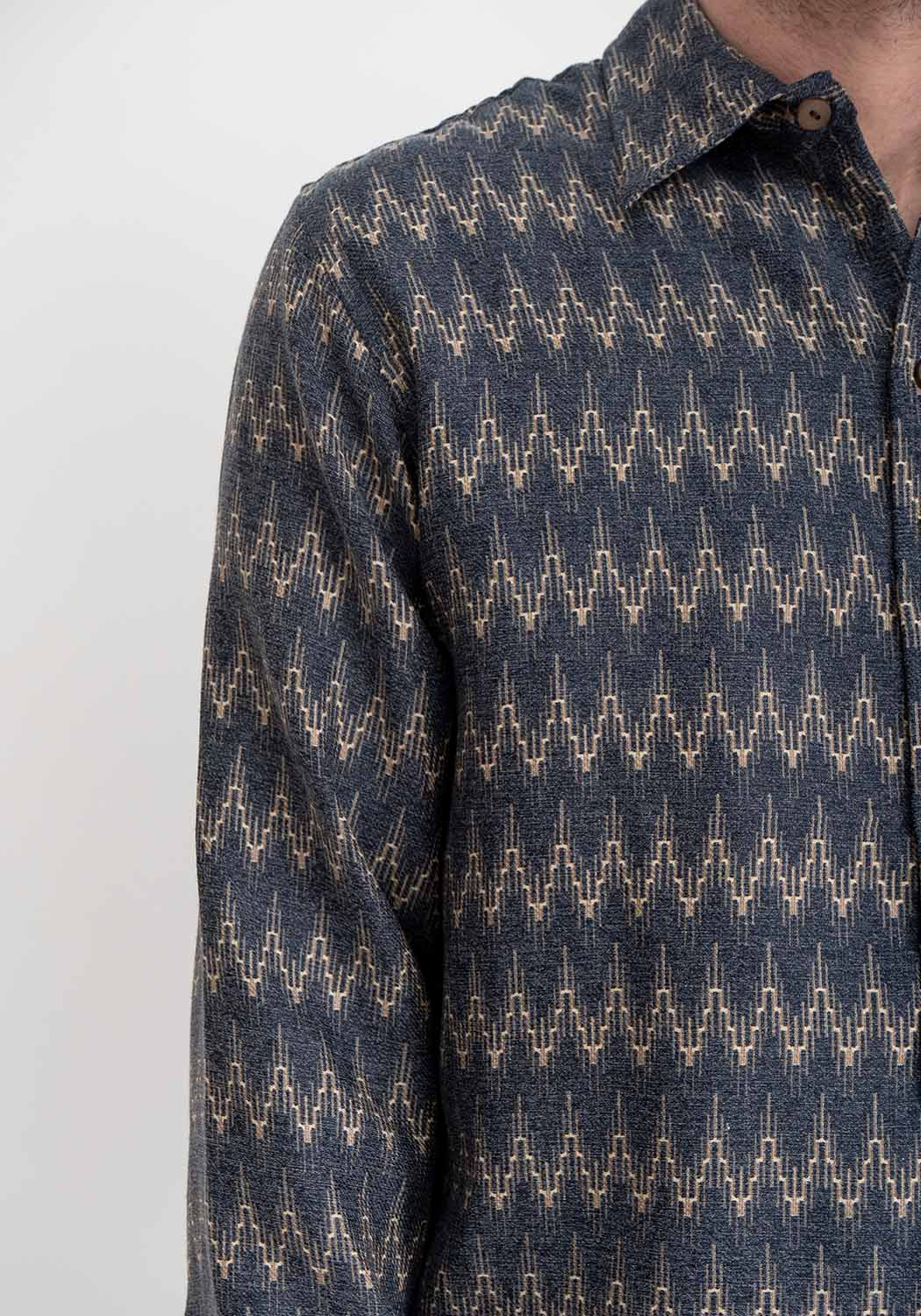 Langarmhemd aus mitteldicker Viskose mit kleinem Chevron-Muster
