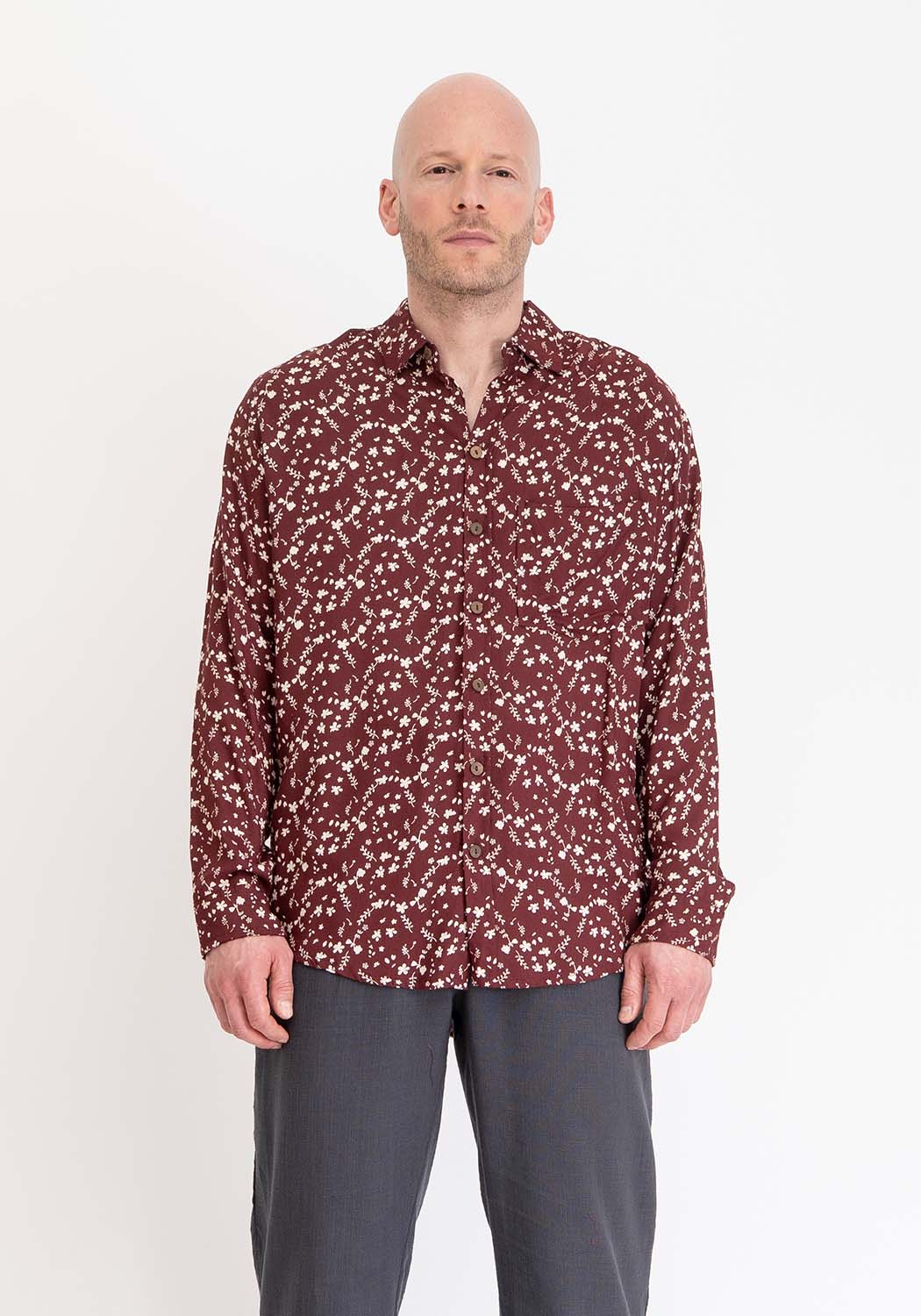 Langärmliges Viskosehemd mit Mikro-Blumenprint in Burgunderrot