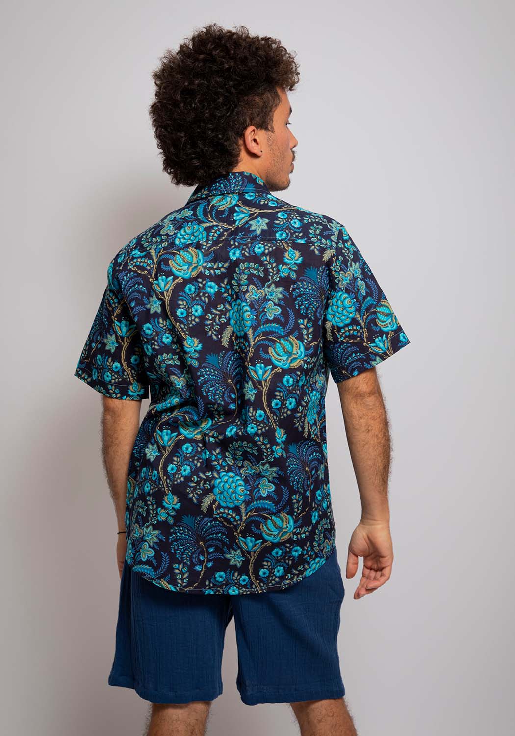 Viskosehemd mit blauem Blumenmuster